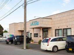 広い駐車場のある建物