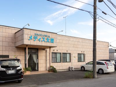施設正面の明るいエントランス