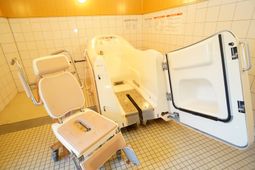 バリアフリー設計の浴室