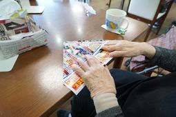 お手元のチラシを見る人
