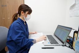 仕事中のスタッフイメージ