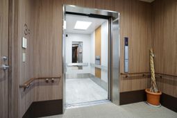 明るいエレベーターホール