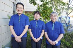明るい笑顔のスタッフ３人