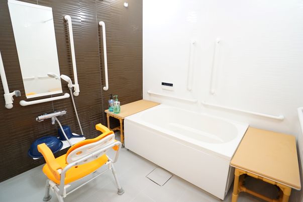 手すりが取り付けられ、高齢者の方が安全に使用できる浴室