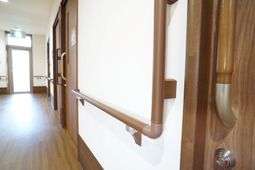 明るい廊下の手すり