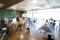 明るい食堂の様子