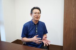 職員が説明する様子