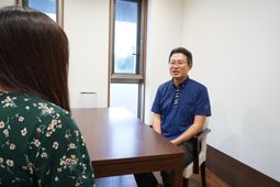 会話を楽しむスタッフと利用者