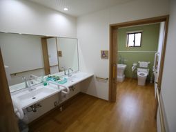 清潔なトイレと洗面台