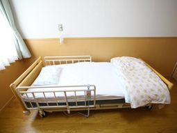 安全なベッドのある居室