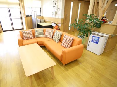 オレンジソファの明るい休憩室