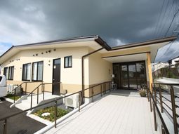 明るい外観のエントランス