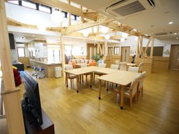 木目調が温もりを感じさせるダイニング