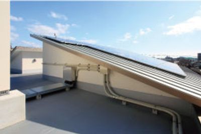 ソーラーパネルが設置された屋上