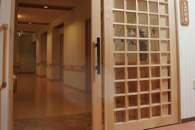 落ち着いた雰囲気の廊下