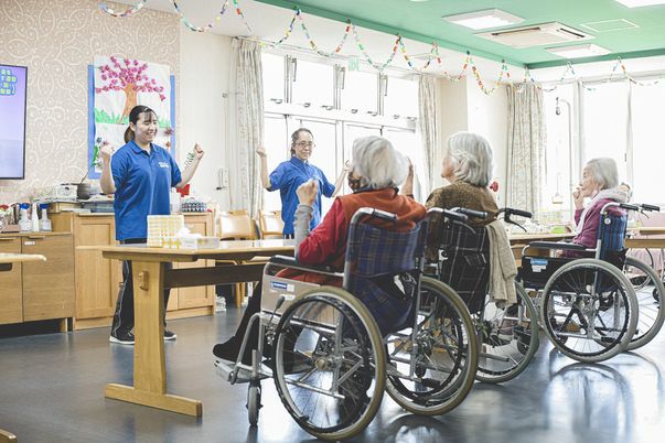 スタッフと利用者の笑顔