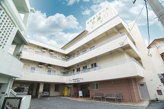 多階層の建物外観