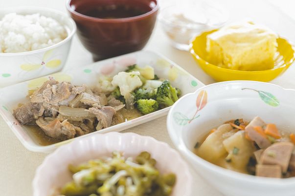 食事の提供準備風景