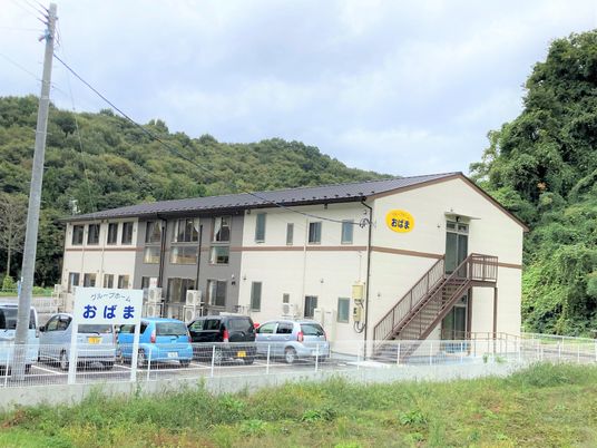 自然に囲まれた外観