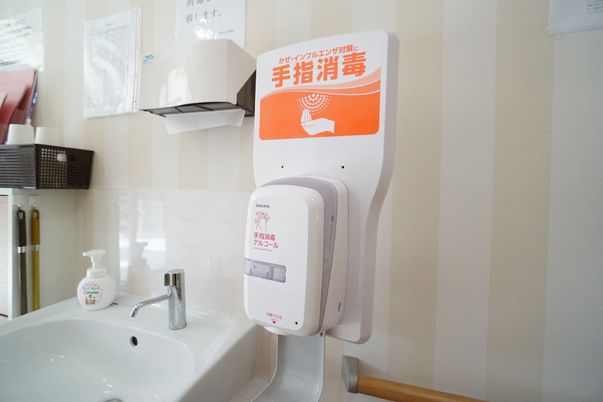 手洗い設備と消毒液