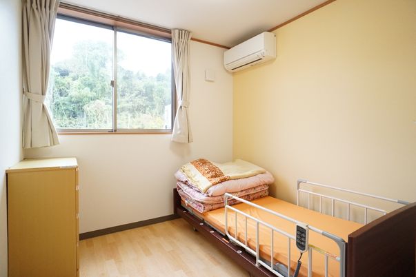 明るい個室の居室