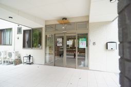 白壁の施設エントランス