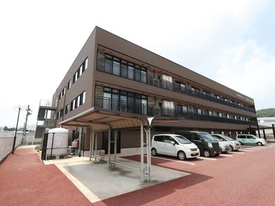 ゆったりとした外観の建物