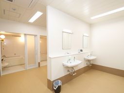 清潔な洗面台のある浴室