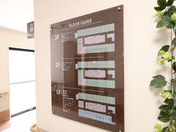 案内表示の壁掛け