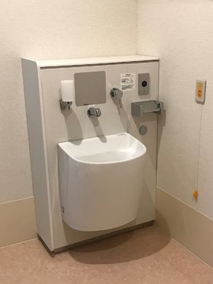 壁に取り付けられた洗面台