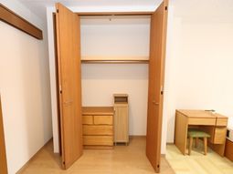 開けたクローゼットと家具