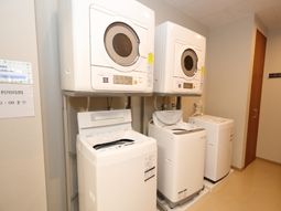 洗濯機と洗濯設備が整った空間