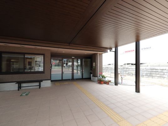 広々とした明るいエントランス