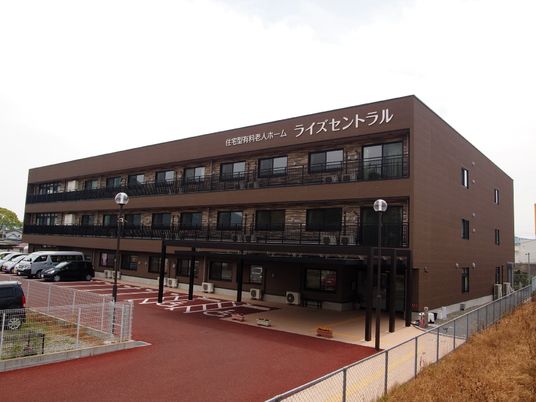 スタッフ募集中の建物外観