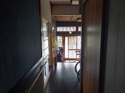 廊下の窓とドア