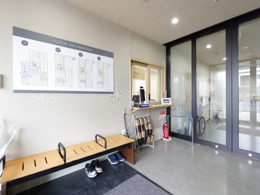 案内板とベンチのあるエントランス