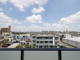都市の眺望を楽しむバルコニー