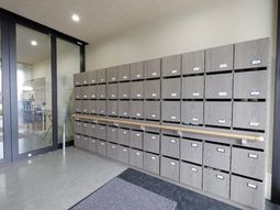 整然と並んだ荷物置き場
