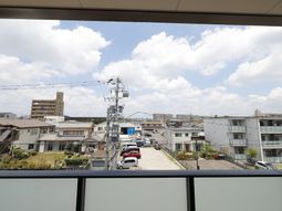 窓から見える晴れた街並み