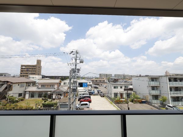 窓から見える晴れた街並み