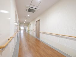 明るく清潔な廊下