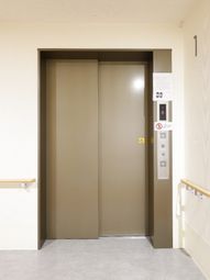 明るい居室の一角