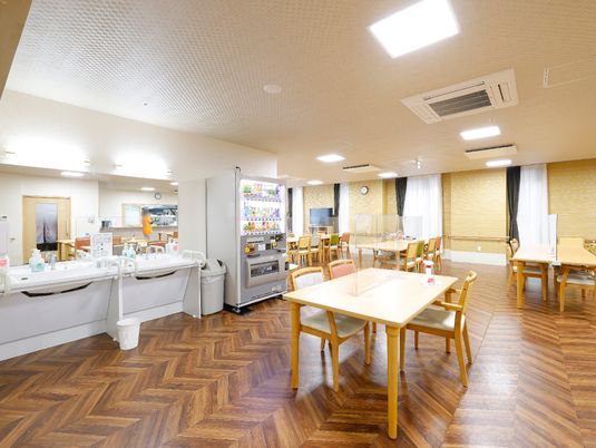 広々とした明るい食堂