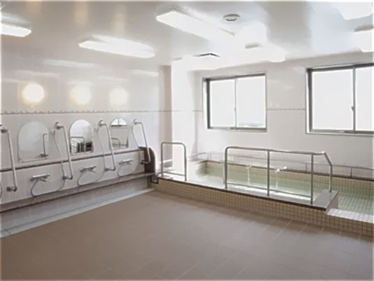 明るい設備の入浴スペース