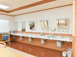 清潔な洗面台が整う部屋