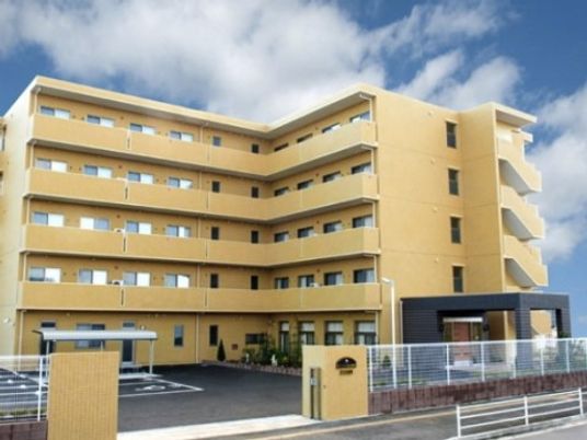黄色い外壁の建物外観