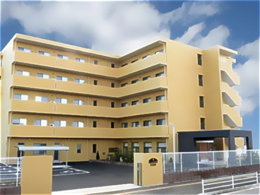 黄色い外壁の建物外観
