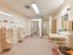 バリアフリーの配慮ある浴室