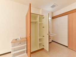 居室のクローゼットと洗面台