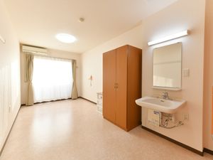 明るい居室の様子